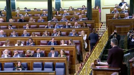 Diputados del PP reaccionan a las palabras del portavoz del PSOE.
