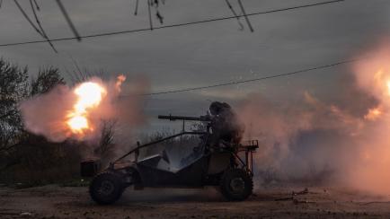 Soldados ucranianos disparan hacia puestos rusos en el frente cerca de JersÃ³n, sur de Ucrania, el miÃ©rcoles 23 de noviembre de 2022. (AP Foto/Bernat Armangue)