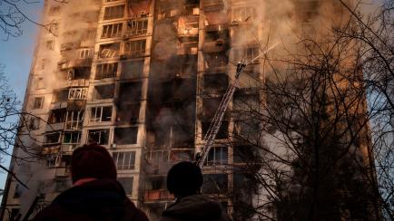Edificio en llamas en el centro de Kiev.