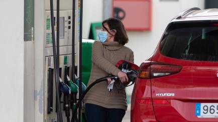 Una mujer echa gasolina el pasado 24 de febrero en una estación de servicio de Madrid. 