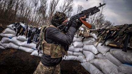 Un soldado ucraniano protege una trinchera en la línea de defensa de Járkov.