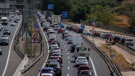 Numerosos vehículos circulan por la autovía A-3, en Madrid.
