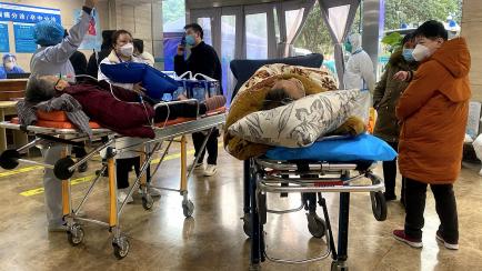 Pacientes covid en camillas de urgencia del Hospital Universitario de la ciudad de Chongqing, en el sur de China, el 22 de diciembre de 2022.  