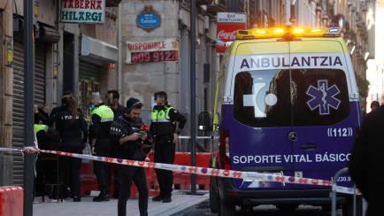 Agentes de la Ertzaintza y la Policía Municipal inspeccionan un bar del barrio de San Francisco en Bilbao en el que una mujer ha sido asesinada este miércoles por un hombre.