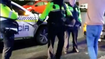 Captura del vídeo de la supuesta agresión de un policía a un joven.