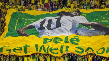 Los fanáticos de Brasil muestran una bandera gigante de Pele Get Well Soon en las gradas