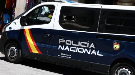 Un vehículo de la Policía Nacional en las calles de Madrid, en una imagen de archivo. 