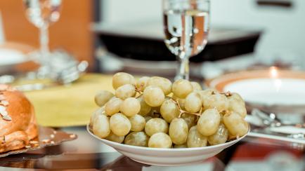 Varios racimos de uvas sobre una mesa