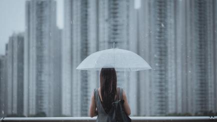 Una imagen de archivo de una mujer bajo la lluvia.