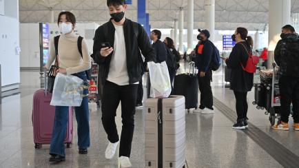 Viajeros en el aeropuerto de Hong Kong, el 28 de diciembre de 2022.  