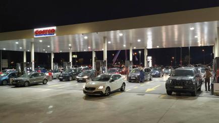 Decenas de coches forman cola en una gasolinera por el próximo fin del descuento de 20 céntimos del Gobierno en Las Rozas.