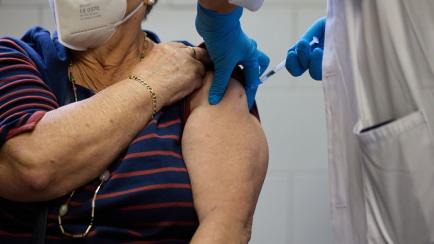 Una enfermera vacuna a una mujer en Madrid en octubre de este año con la cuarta dosis contra la covid.