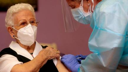 Araceli Hidalgo, entonces de 96 años, recibiendo la primera dosis de la vacuna covid en su residencia en Guadalajara, el 27 de diciembre de 2020.  