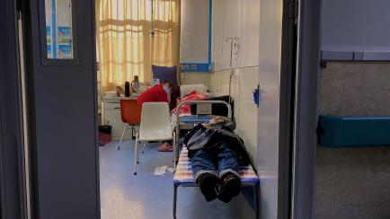 Un paciente con covid, en una cama del hospital de la ciudad de Tangshan, en el noreste de China, el 30 de diciembre de 2022. 