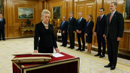 La nueva magistrada del Tribunal Constitucional María Jesús Segoviano jura o promete su cargo ante el rey Felipe VI.