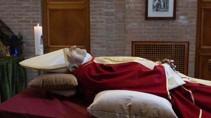 Imagen del cuerpo sin vida del papa emérito Benedicto XVI, en su capilla ardiente en el Vaticano.