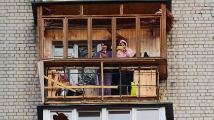 Habitantes de un barrio de Kiev fotografían desde un balcón el último ataque ruso