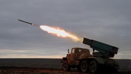 Soldados ucranianos lanzan un misil en la región de Donetsk