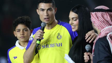 CR7, junto a su pareja, Georgina Rodriguez, y su hijo Cristiano Ronaldo Jr, en el acto de presentación
