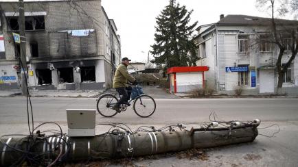 Un hombre en bicicleta en Izium, cerca de Járkov, en el este de Ucrania