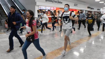 Varios fans corren en un aeropuerto ante la llegada de su ídoloa