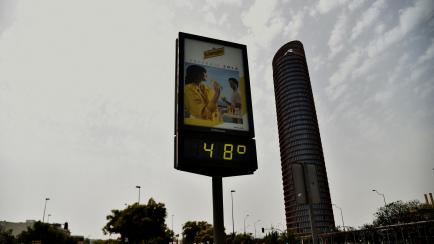 Un termómetro callejero marca 48ºC en plena calle de Sevilla en junio