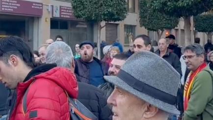 Fascistas insultan y amenazan a miembros del Ayuntamiento de Castellón por la retirada de un monumento franquista.