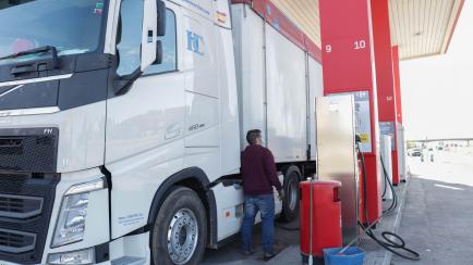 Una persona echa carburante a su camión en una gasolinera.