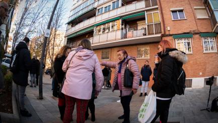 Vecinos de las viviendas afectadas por el desalojo a causa de las obras del Metro en San Fernando de Henares (Madrid) se reúnen delante de sus casas este miércoles.  