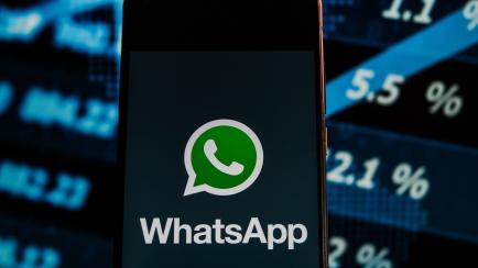 Foto de archivo de un móvil con el logo de WhatsApp.