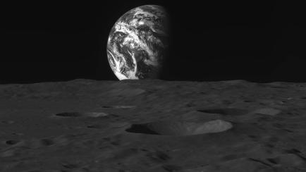 La Tierra, observada desde la Luna en una imagen enviada por el orbitador Danuri