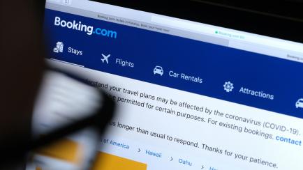 Un usuario de Booking.com busca un alojamiento a través de la web de la multinacional.