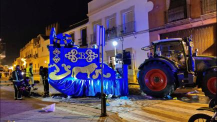 Estado en el que ha quedado la carroza de la cabalgata de reyes en Marchena