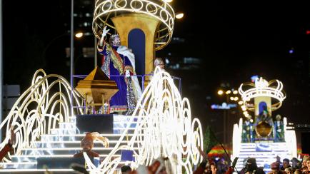 Los Reyes Magos saludan en la cabalgata de Madrid.