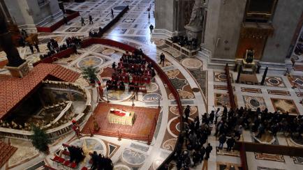 Capilla ardiente de Benedicto XVI instalada en la basílica de San Pedro del Vaticano.