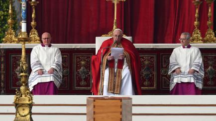 El papa Francisco, sentado frente al féretro de Benedicto XVI.