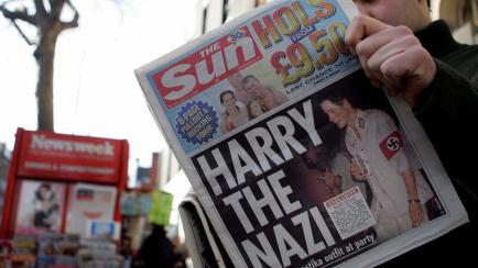 Portada del diario 'The Sun', el 13 de enero de 2005, vista en Londres. El príncipe Harry se vistió de soldado nazi para ir a una fiesta. 