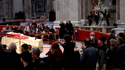 EDITORS NOTE: Graphic content / People take pictures of Pope Emeritus Benedict XVI as his body lays in state at St. Peter's Basilica in the Vatican, on January 2, 2023. - Benedict, a conservative intellectual who in 2013 became the first pontiff...