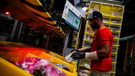Un trabajador de Amazon prepara varios envíos durante el Cyber Monday del año pasado