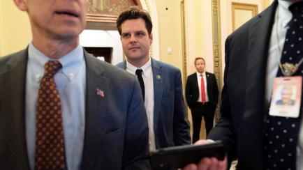El republicano Matt Gaetz en los pasillos del Congreso de Estados Unidos.