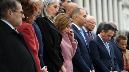 Pelosi y los congresistas demócratas, en las escaleras del Capitolio