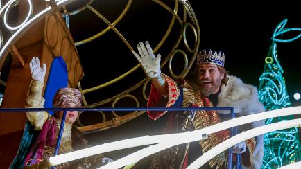 El rey Gaspar saluda a los niños durante la Cabalgata de los Reyes Magos celebrada este jueves en Madrid