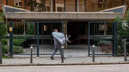 Un hombre lleva una silla a la sede del Tribunal Constitucional