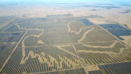 Vista aérea de la central eléctrica fotovoltaica en el desierto de Kubuqi. 