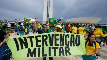Simpatizantes de Bolsonaro, el domingo, asaltando el Congreso y reclamando la intervención militar. 