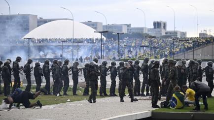 Seguidores del expresidente Jair Bolsonaro mientras asaltan el Congreso Nacional en Brasilia.