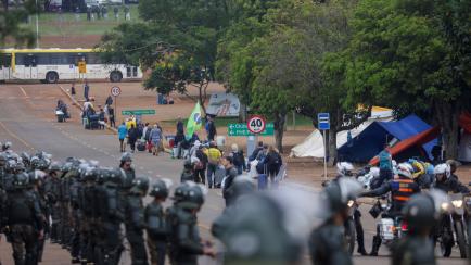 Partidarios de Bolsonaro comienzan a abandonar el campamento tras la orden del Supremo y la presión de las fuerzas del orden.