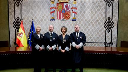 María Luisa Segoviano (i), César Tolosa (d), Juan Carlos Campo (2i) y Laura Díez (2d) durante su toma de posesión como nuevos magistrados del Tribunal Constitucional, este lunes, en Madrid.