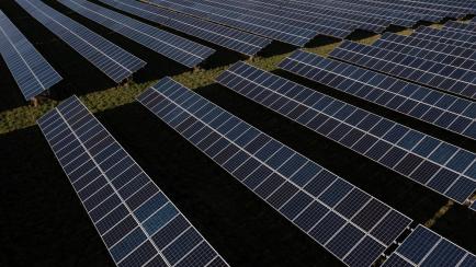 Una imagen aérea de paneles solares.
