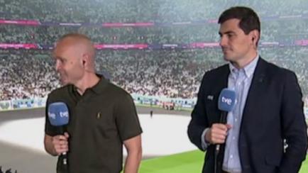 Casillas e Iniesta, durante la retransmisión de uno de los partidos del Mundial 2022